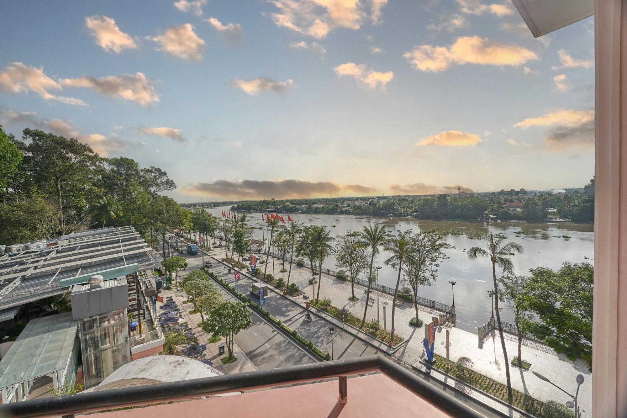 Thu Dau Mot Bcons Riverside Hotel Binh Duong מראה חיצוני תמונה