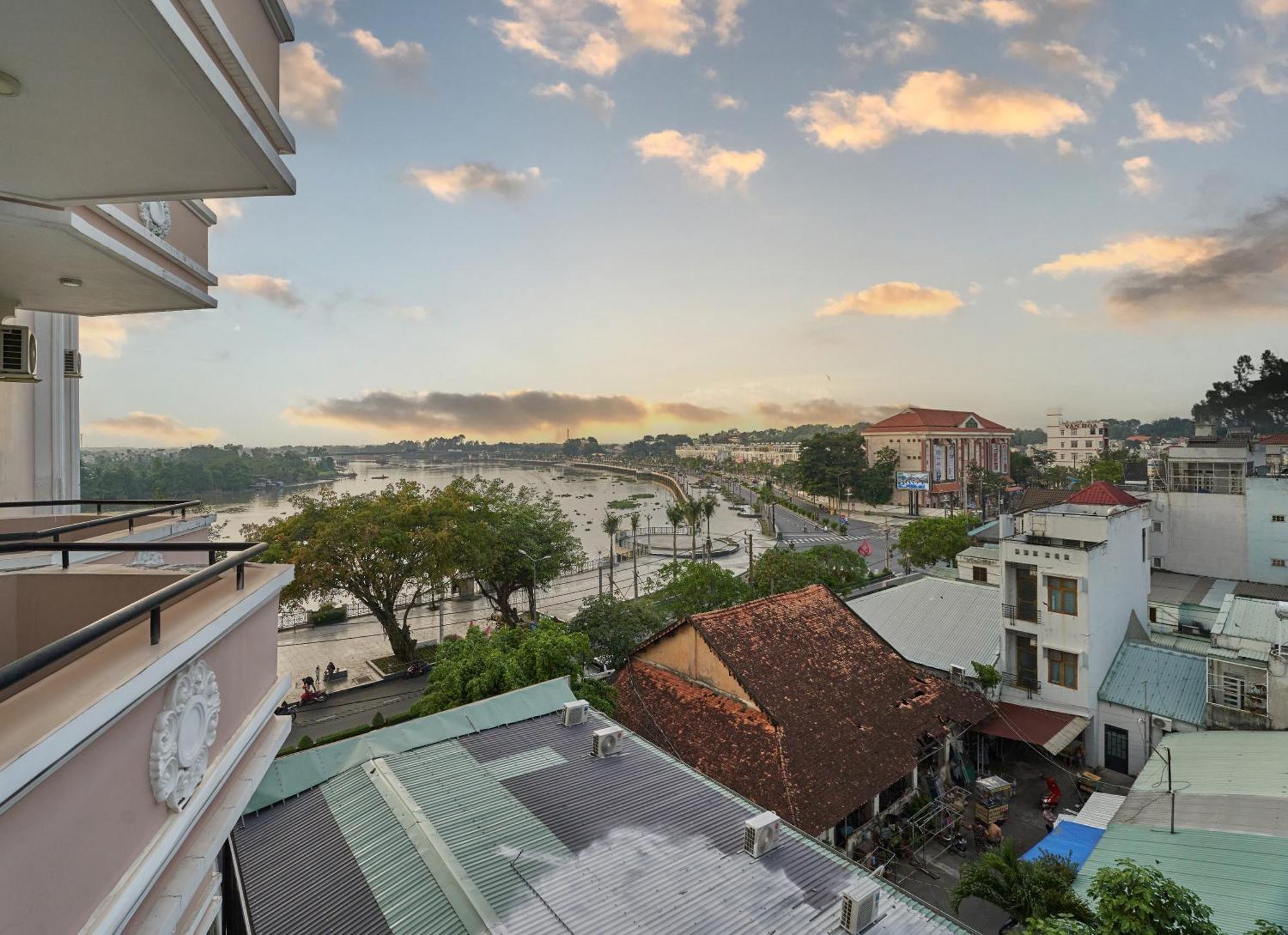 Thu Dau Mot Bcons Riverside Hotel Binh Duong מראה חיצוני תמונה